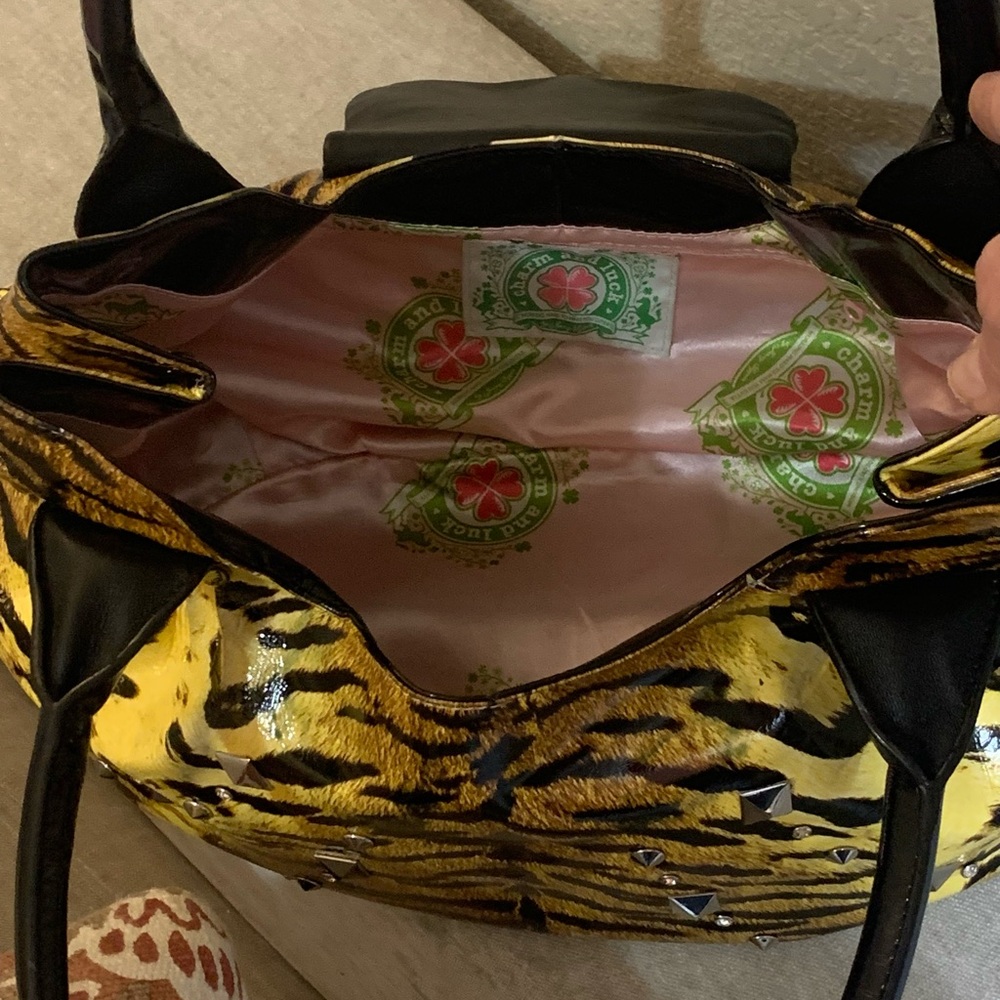 Vintage Charm And Luck Stylish Print HandBag - Picture 4 of 10